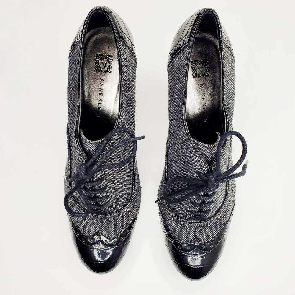 Anne Klein Fabric Patent Leather Lace-up Oxford Pump, Black Grey, 8.5 - Picture 4 of 9